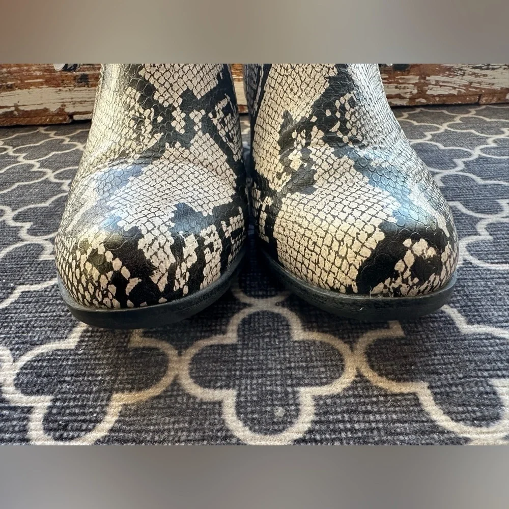 Arizona Jean Company Galen Zip Block Snakeskin Ankle Boots- size 8